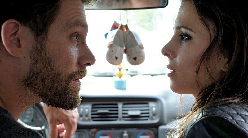 Zwischen Jan (Ken Duken) und Aylin (Aylin Tezel) knistert es wieder. – Bild: ARD Degeto/​Jonathan Ibeka