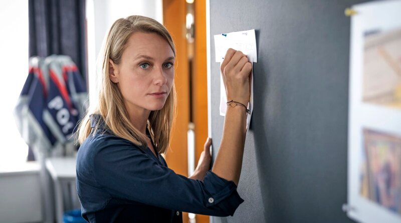 Anni Sulmtaler (Anna Unterberger) und ihr Kollege Sascha Bergmann sollen den kaltblütigen Mord an einer Seminarteilnehmerin aufklären. – Bild: ARD Degeto/​Allegro Film/​Toni Muhr