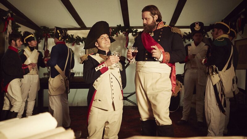 Holger Stockhaus und Antoine Monot als Napoleon und Offizier kurz vor der Schlacht bei Waterloo. – Bild: ZDF und Kristof Galgoczi Nemeth