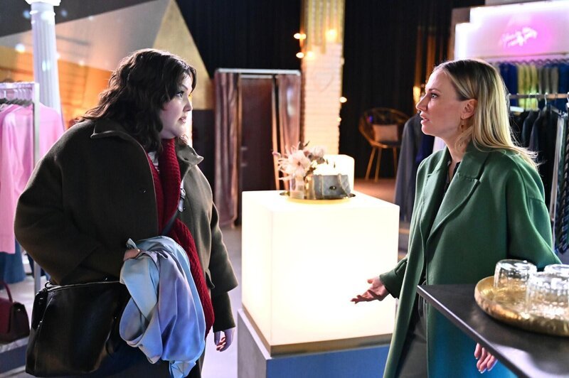 Hanna (Sarah Victoria Schalow, l.) lässt sich von Isabelle (Ania Niedieck) nicht zur Arbeit erpressen. – Bild: RTL /​ Julia Feldhagen /​ Rabenmütter