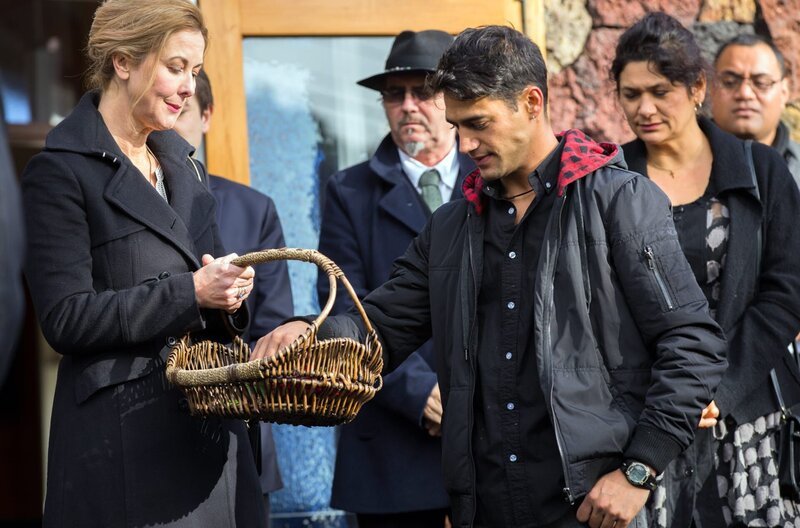 Jared (Pana Hema Taylor) und Janelle (Theresa Healey) bei der Trauerfeier des Schriftstellers O’Grady. – Bild: ARD Degeto/​South Pacific Pictures & all3media International