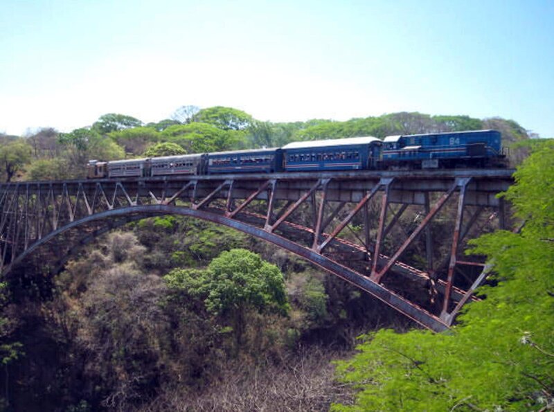 Der „Tren a la Tica“ auf der 105 Meter hohen Bogenbrücke über den Rio Grande. – Bild: NDR/​SWR