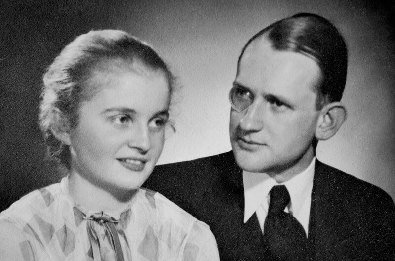 Was braucht es, um Widerstand zu leisten? 80 Jahre nach dem gescheiterten Attentat auf Adolf Hitler am 20. Juli 1944 erzählen Nachfahren die Geschichten ihrer Familien. Es sind die Geschichten mutiger Frauen. Sei es, dass sie selbst aktiv den Widerstand gegen den Nationalsozialismus unterstützen, sei es, dass sie die Familien zusammenhielten und Hoffnung gaben. Von diesen oft vergessenen Heldinnen erzählt die Reportage. Sie waren Sekretärinnen, Sportlerinnen, Mütter und riskierten alles für ein Ende des Nazi-Terrors. – Luitgarde von Bismarck mit ihrem Mann Fabian von Schlabrendorff, gemeinsam besuchten sie Churchill. – Bild: phoenix/​rbb/​privat/​Familienarchiv Schlabrendorff