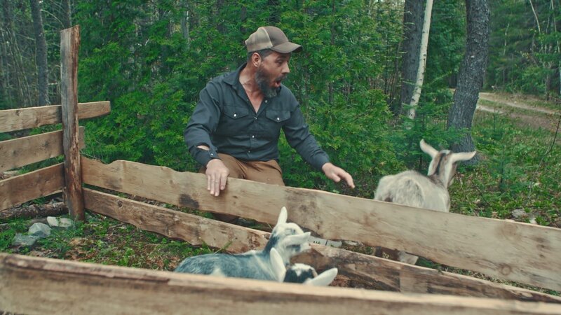 Billy begrüßt seine neuen Ziegen. – Bild: Blue Ant Media