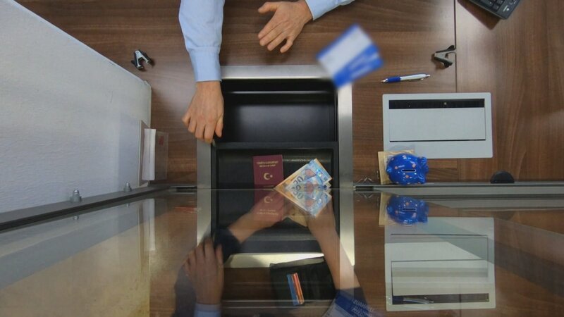 In Deutschland gehen rund eine Million Menschen im Jahr in ein Leihhaus. Oft sind sie überschuldet und würden bei einer Bank keinen Cent bekommen. – Bild: ZDF und Sandra Loeper/​BSP