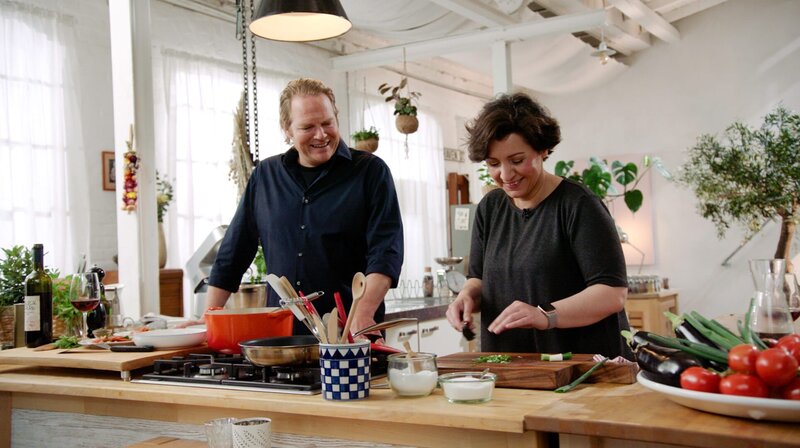 Björn Freitag (l) und Orkide Tançgil beim Kochen, Orkide schneidet Petersilie. – Bild: WDR/​2bild/​Oliver Herber