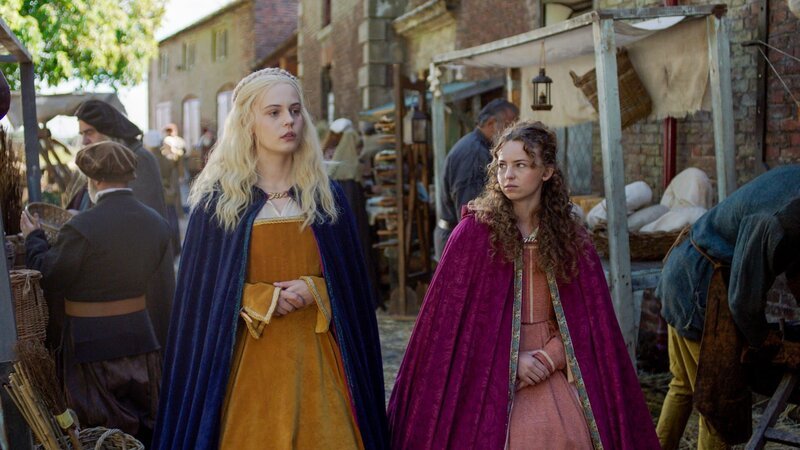 Im 16. Jahrhundert machen sich die Schwestern Maggie (Hattie Gotobed, r.) und Elinor (Ella Maisy Purvis, l.) Sorgen, weil sich ein Hexenjäger im Ort aufhält. – Bild: ZDF und Kind of Productions Limited