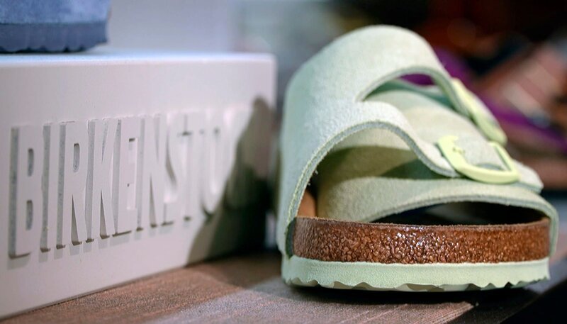 Das deutsche Familienunternehmen Birkenstock gehört mittlerweile zum französischen Luxuskonzern LVMH. – Bild: SWR