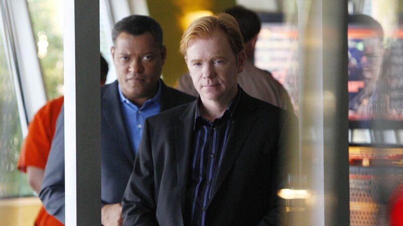 Dr. Ray Langston (Laurence Fishburne, l.) folgt einem Amtshilfegesuch seines Kollegen Horatio Caine (David Caruso), um die Ermittlungen im Fall einer vermissten jungen Frau, der eine Verbindung zu einem Vermissten-Fall aus Las Vegas aufweist, zu unterstützen. – Bild: SUPER RTL