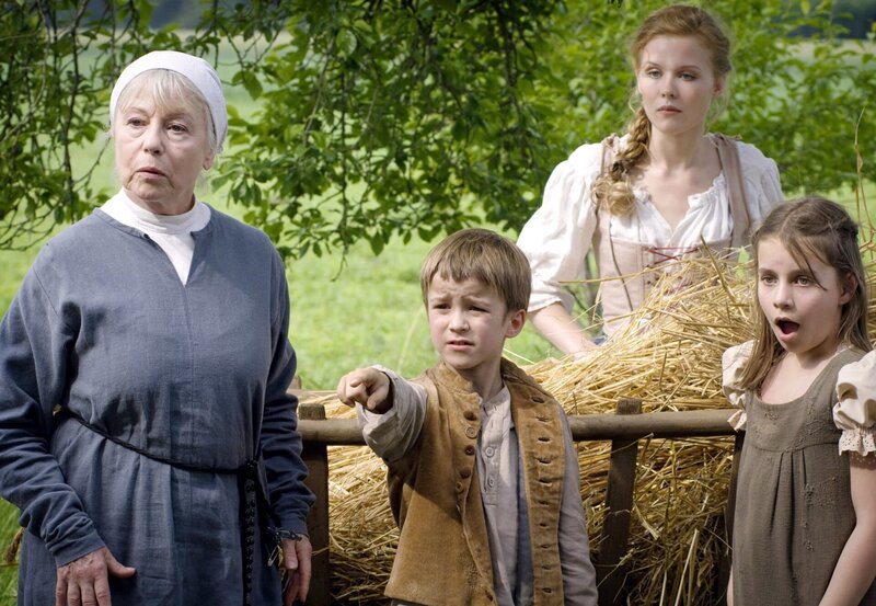 Nur noch wenige Tage bis zum 70. Geburtstag des Königs. Dann, so ist es festgelegt, wird er die Krone abgeben. Darauf hat seine Schwester lange warten müssen: Endlich will sie aus dem Schatten ihres Bruders heraustreten und die Macht im Königreich übernehmen. – Bild: rbb/​rbb/​Arnim Thomaß