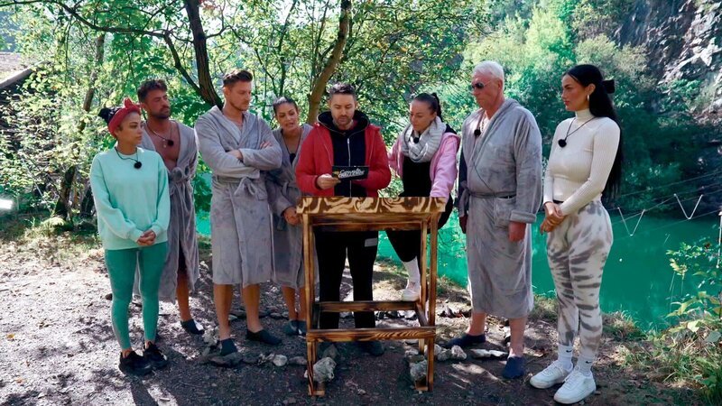 v.li.: Dilara, Tobi, Tommy, Roaya, Menderes, Sandra, Rainer und Paulina in der nächsten Challenge – Bild: RTLZWEI