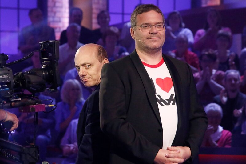 Von links: Das Rateteam Bernhard Hoecker und Elton . – Bild: BR/​NDR/​Morris Mac Matzen/​Morris Mac Matzen