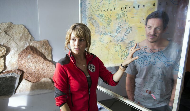 Die beiden Bergretter Katharina (Luise Bähr, l.) und Tobias (Markus Brandl, r.) versuchen rauszufinden, wo der vermisste Florian mit seinem Großvater sein könnte. – Bild: ZDF/​Thomas R. Schumann