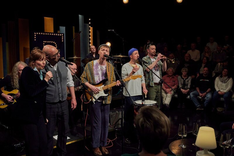 Von links, vorne: Kathrin Anna Stahl, Hannes Ringlstetter und die Bandmitglieder von „Widersacher aller Liedermacher“ (Matthias Wolf, Julian Hrdina und Sebastian Gröller); hinten: die Ringlstetter-Band. – Bild: Philipp Thurmaier /​ BR, Superfilm Filmproduktions GmbH