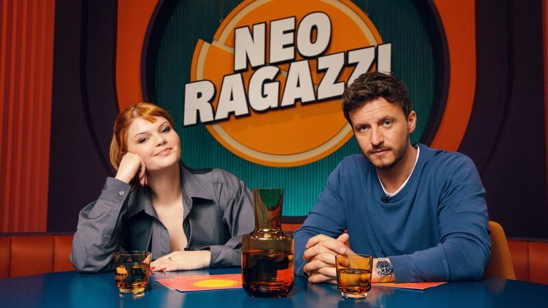 Sophie Passmann und Tommi Schmitt am Tisch ihrer Talkshow „Neo Ragazzi“ – Bild: ZDF und Joseph Strauch