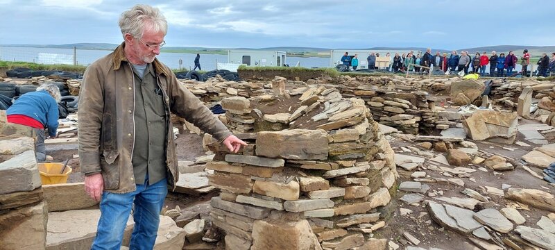 Auf den Orkney-Inseln legen Archäologinnen und Archäologen eine der bedeutendsten Stätten der europäischen Jungsteinzeit frei: das sogenannte „Ness of Brodgar“. – Bild: ZDF