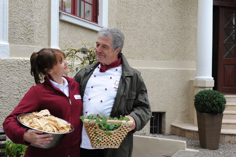 Sabrina (Sarah Elena Timpe, l.); André (Joachim Lätsch, r.) – Bild: ARD /​ Ann Paur Lizenzbild frei