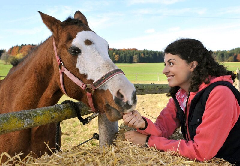 Pauline (Liza Tzschirner) genießt die Zeit mit dem Pferd „Monroe“. – Bild: ARD/​Ann Paur