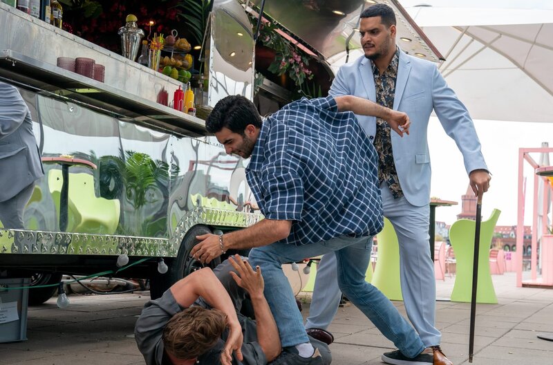 Jerry Sanders (Lion-Russell Baumann, l.) fühlt sich von Rami Al-Rif (Salah Massoud, r.) nicht nur äußerlich verletzt. – Bild: ZDF und Oliver Feist