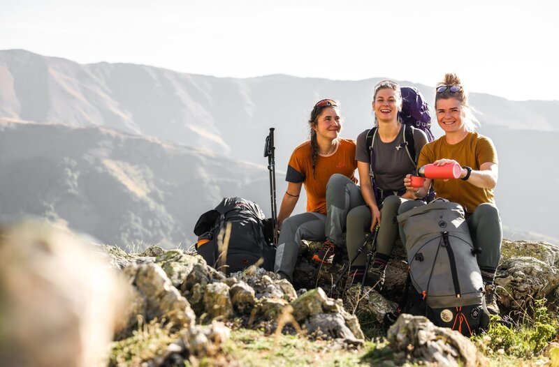 Im erfolgreichen BR-Podcast „Bergfreundinnen“ lassen (von links) Lisa, Toni und Kaddi die Zuhörerinnen und Zuhörer regelmäßig an ihren Bergabenteuer teilhaben. – Bild: BR/​Luis Vojtechovsky