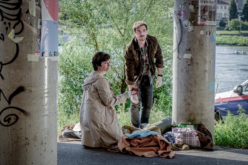 Habgier, Neid, Eifersucht – rasch suchen Johanna Haizinger (Katharina Stemberger) und Ben Halberg (Daniel Gawlowski) Verdächtige im Umfeld des Opfers, nämlich auf den Straßen von Linz. – Bild: ZDF und Stefanie Leo