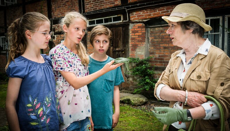 Pinaj (Sina Michel, li.), Stella (Zoë Malia Moon, 2. v.l.) und Till (Otto von Grevenmoor, 3. v.l.) konfrontieren Marte Pappel (Monika Lennartz, re.) mit einem handfesten Beweisstück … – Bild: NDR/​Boris Laewen