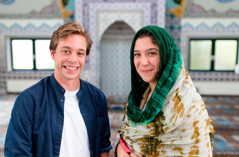 Checker Tobi mit Merve Usta in einer Moschee in Wülfrath. Weiteres Bildmaterial finden Sie unter www.br-foto.de. – Bild: BR/​megaherz gmbh/​Hans-Florian Hopfner