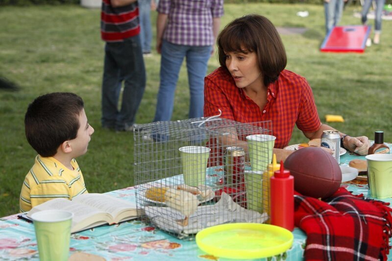 Während Frankie (Patricia Heaton, r.) in mütterlicher Sorge um Axl aufgeht, spielt Brick (Atticus Shaffer, l.) die Ziehmutter für ein Küken … – Bild: Warner Brothers Lizenzbild frei