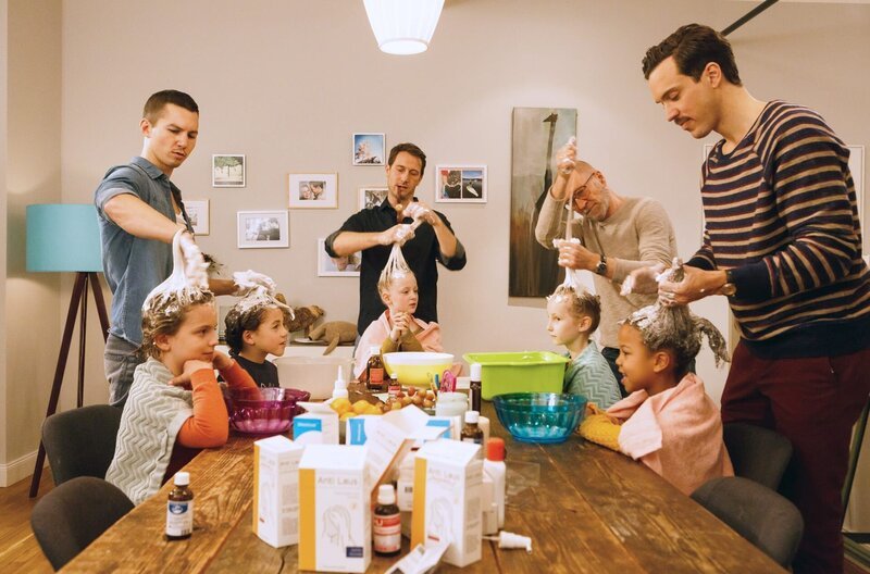 Die Männer shamponieren ihre Kinder mit Läuse-Shampoo ein. V.l.n.r. Timo Savona (Tim Oliver Schultz), Zwillinge Tom u, Luis (Delian Bewer, Lewis Köhl), Mark Lanius (David Rott), Anna Lanius (Ida Sophia Wieland), Gerd (Peter Lohmeyer), Laura Frick (Lilli Ogaj), (Andreas (Tobias van Dieken), Stella (Sophia Henzmann) – Bild: WDR/​Kai Schulz
