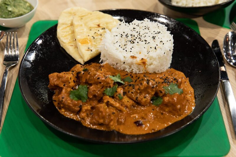 Veganes „Butter Chicken“ mit Basmati und Knoblauch-Naan, Leibgericht von Teresa Kippelt. – Bild: ZDF und Lisa Krechting