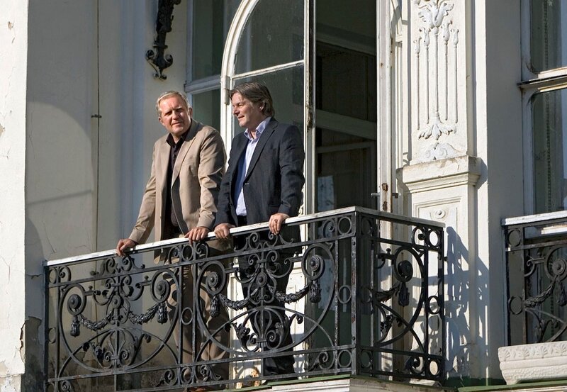 Andreas Koblenz (Max Herbrechter, r.) führt Thomas Stickler (Harald Krassnitzer, l.) durch sein Anwesen, Schloss Bergham. – Bild: MDR/​ORF/​Georg Bodenstein