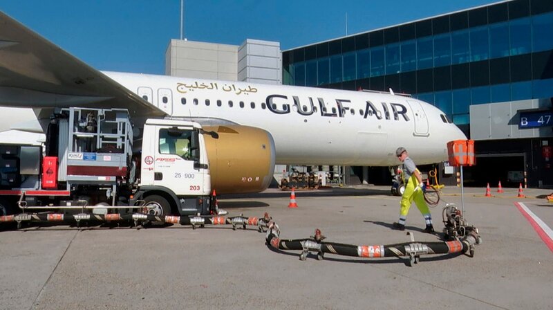Jörg Jepsen ist Tankwart und fährt jeden Tag zu den großen Flugzeugen am Airport, um sie mit Kerosin zu versorgen. Der Sprit verläuft unterirdisch auf dem Flughafengelände. Sein LKW wirkt wie eine riesige Pumpe und pumpt das Kerosin aus der unterirdischen Leitung in die Tragflächen des Flugzeugs. – Bild: HR