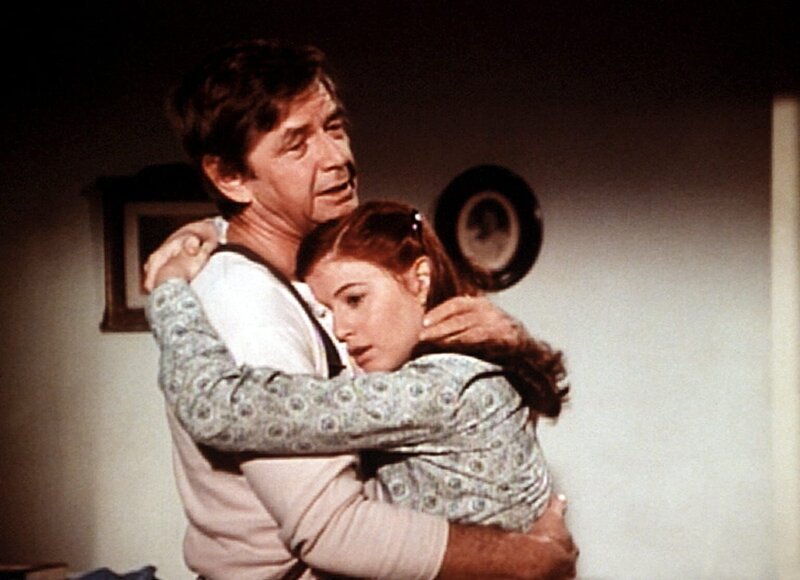 John (Ralph Waite, l.) verabschiedet sich von seiner Tochter Elizabeth (Kami Cotler, r.), da er nach Washington fahren muss, um sich um seine kranke Frau zu kümmern. – Bild: WARNER BROS. INTERNATIONAL TELEVISION