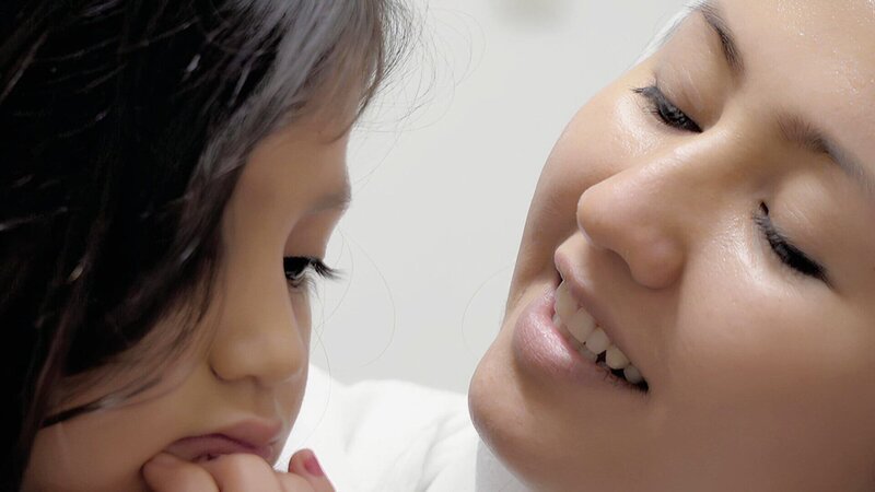 Sanam Hosseini mit Tochter Elmira. – Bild: ZDF und SRF/Aya Domenig Filmproduktion GmbH Sanam Hosseini mit Tochter Elmira. – Bild: ZDF und SRF/Aya Domenig Filmproduktion GmbH