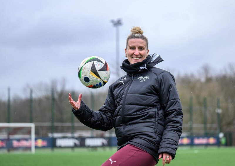 Fußball-Weltmeisterin Anja Mittag: Als Trainerin ist ihr der richtige Umgang mit Fehlern wichtig. – Bild: ZDF und Florian Eisele