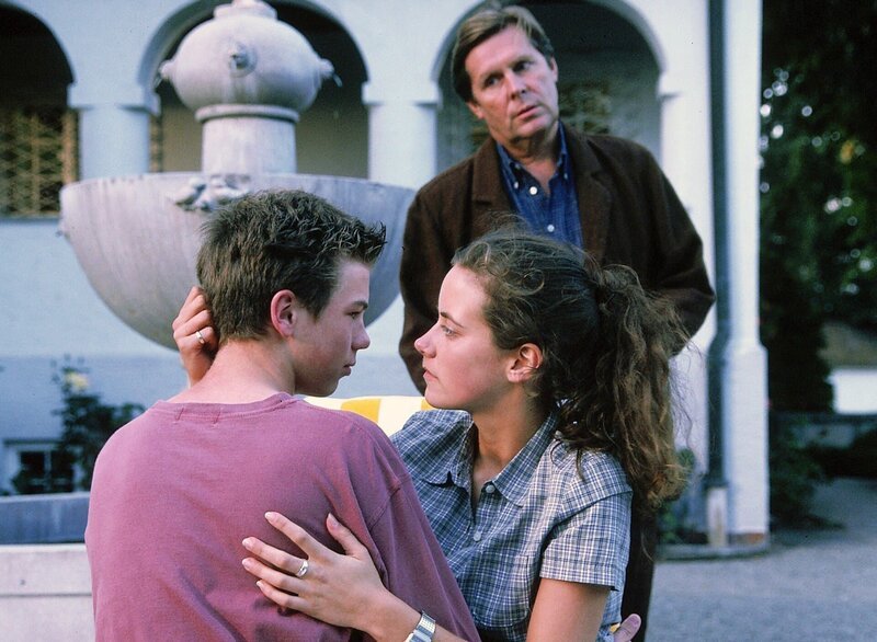 Stefan (Sigmar Solbach, hi.) will den Geschwistern Larissa (Anja Knauer) und Thommy (Stefan Wegner) helfen, aus ihrer Liebesbeziehung eine normale Geschwisterliebe werden zu lassen. – Bild: RTLplus