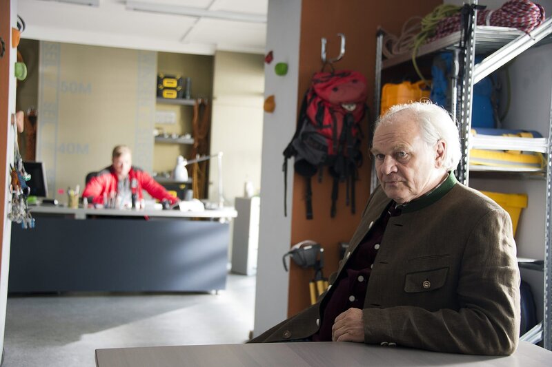 Peter Herbrechter (Michael König, r.) ist sehr beunruhigt, denn nicht nur Tobias wird vermisst, sondern auch Katharina. – Bild: ZDF und Thomas R. Schumann