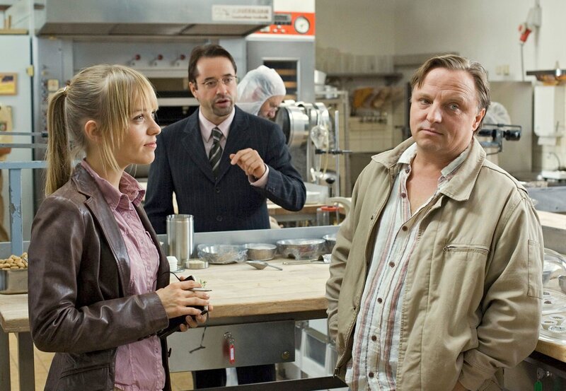 Ein Toter im Backlabor. Das ist der Gau für die Keksfabrik Stettenkamp. Kommissar Frank Thiel (Axel Prahl, re) und seine Assistentin Nadeshda Krusenstern (Friederike Kempter) wurden an den Tatort gerufen. Rechtsmediziner Prof. Karl-Friedrich Boerne (Jan Josef Liefers, mitte) ist sich sicher: Es war ein Giftmord. – Bild: WDR/​WDR/​Michael Böhme