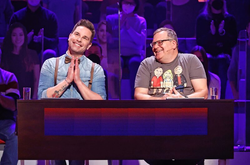 Rateteam-Kapitän Elton (r.) und der Sänger Eloy de Jong (l.) bilden ein Rateteam. – Bild: ARD/​Morris Mac Matzen