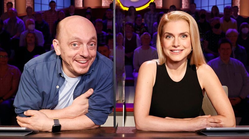 Rateteam-Kapitän Bernhard Hoëcker (l.) und die Sängerin Jeannette Biedermann (r.) bilden ein Rateteam. – Bild: ARD/​Morris Mac Matzen