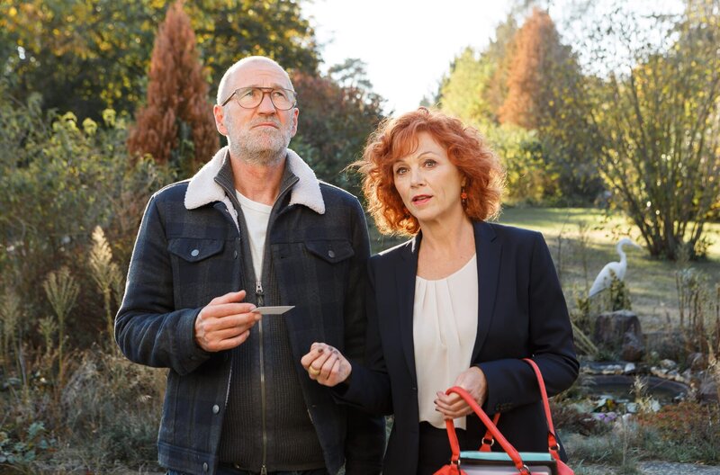 Gerd Frick (Peter Lohmeyer) interessiert sich für ein Haus und trifft Maklerin Renate Maurer (Heike Trinker) – Bild: WDR/​Kai Schulz