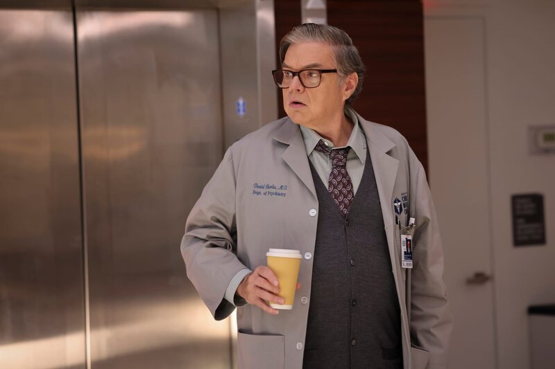 Oliver Platt als Dr. Daniel Charles – Bild: George Burns Jr/​NBC