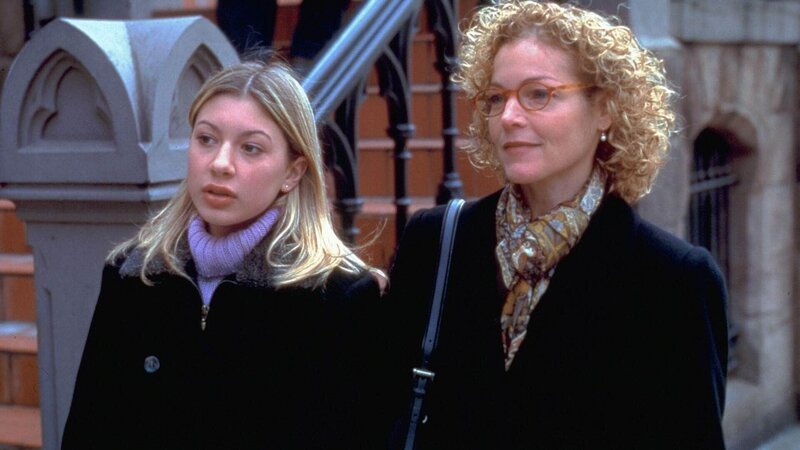 Der Chef eines erfolgreichen Pharmakonzerns wurde tot aufgefunden. Jetzt müssen sich Tochter Jody (Blythe Auffarth, l.) und Ehefrau Rebecca (Amy Irving) den Fragen der Ermittler stellen. – Bild: RTL