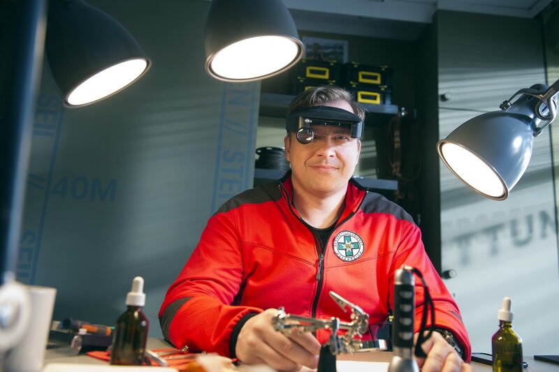 Toni Stössl (Martin Klempnow) ergeht sich in detektivischer Kleinarbeit, um einen Hinweis auf den verschwundenen Simon Junker zu finden. – Bild: ZDF und Thomas R. Schumann