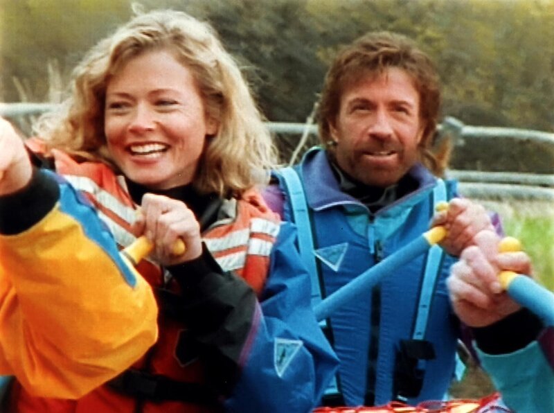 Walker (Chuck Norris) und Alex (Sheree J. Wilson) nehmen an einer Wildwasserfahrt teil. Sie wissen noch nicht, dass ihr Führer ein entflohener Mörder ist. – Bild: RTL II