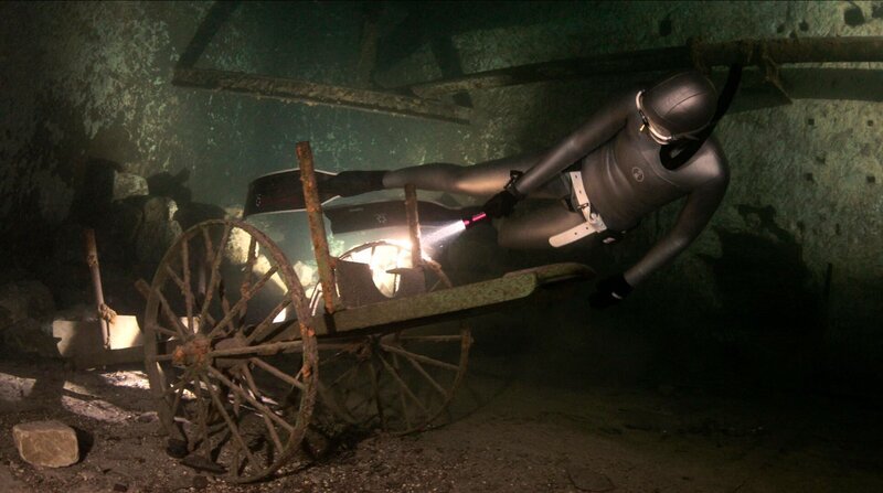 Anna in der Kobanya Mine (Budapest, Ungarn) mit einer Lastenkarre, die seit 110 Jahren nicht bewegt wurde. – Bild: NDR/​Henning Rütten