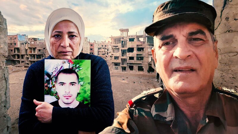 Safwan Bahloul war unter Assad Vier-Sterne-General und seinem Präsidenten treu ergeben. Im Interview spricht er gegenüber dem ZDF über Verblendung und Schuld. Rauda Hassan hat in der Diktatur viel Leid erfahren. Ihr Sohn ist bis heute spurlos verschwunden. – Bild: ZDF und André Götzmann/​beetz brothers [M]