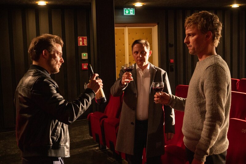 Das gibt es doch nicht! Machen die drei Hauptverdächtigen im Fall um die ermordete Sonja etwa gemeinsame Sache? Warum sonst sollten sich Tobias Gerster (Björn Bonn, l.), die Jugendliebe des Opfers, ihr Ex-Mann Mike Ihle (Arndt Schwering-Sohnrey, M.) und ihr WG-Kumpel Flori Haber (Christian Erdt, r.) nach ihrem Tod zuprosten? – Bild: ZDF und MARKUS_FENCHEL