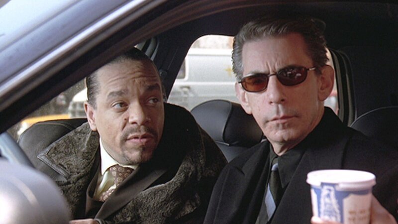 Eine Prostituierte wird grausam ermordet und in Brand gesteckt. Detective Fin (Ice-T, l.) und Detective Munch (Richard Belzer) halten am Straßenrand, um von ihren Freundinnen mehr über die Tote zu erfahren. – Bild: RTL NITRO