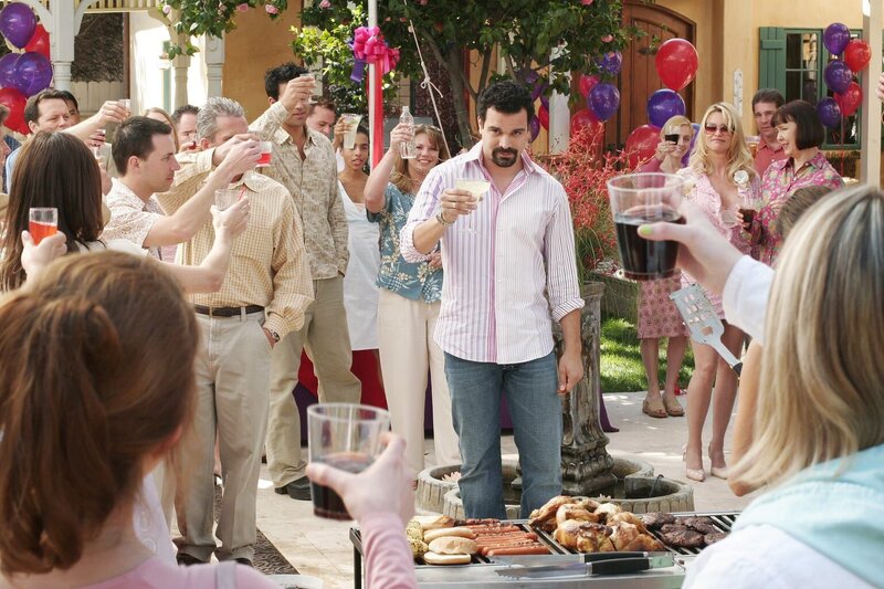 Gabrielle veranstaltet eine riesige Feier, um sich von Carlos (Ricardo Antonio Chavira, M.) zu verabschieden, der in den Knast wandern muss … – Bild: Touchstone Television Lizenzbild frei